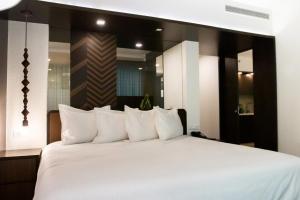 Gulta vai gultas numurā naktsmītnē Eurobuilding Hotel & Suites Lecheria
