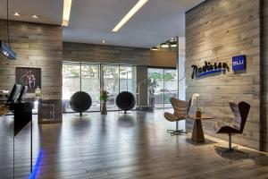 Uma TV ou centro de entretenimento em Radisson Blu Belo Horizonte Savassi