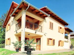 Casa grande con balcón en un lateral. en Mediterran Apartman, en Zalakaros