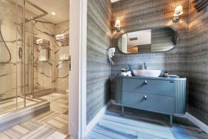 La salle de bains est pourvue d'un lavabo bleu et d'une douche. dans l'établissement Hotel De Reve Galata-Special Class, à Istanbul