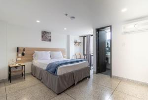 um quarto de hotel com uma cama e uma casa de banho em Bianco Hotel Boutique em Cúcuta