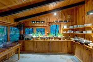 a kitchen with wooden walls and wooden counters at Hindiba Doga Evi in Mengen