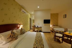 Habitación de hotel con cama y escritorio en Asiana Hotel, en Kota Kinabalu