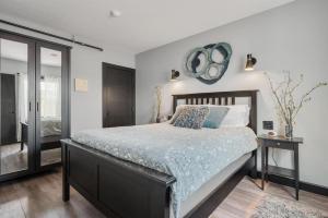 Ένα ή περισσότερα κρεβάτια σε δωμάτιο στο The Serenity Suite - Main Street Lodge in Berlin