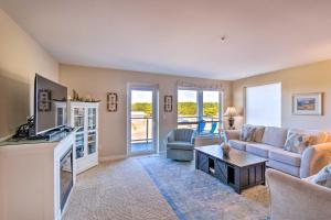 Χώρος καθιστικού στο Westport Condo with Saltwater Pool Steps to Beach!