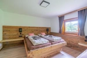 Łóżko lub łóżka w pokoju w obiekcie Sonnentalhof