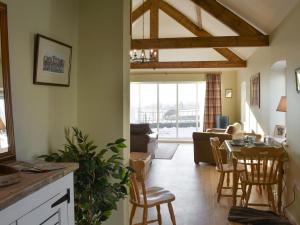 sala de estar con mesa y sillas y sala de estar. en Calf House Cottage en Sedgefield