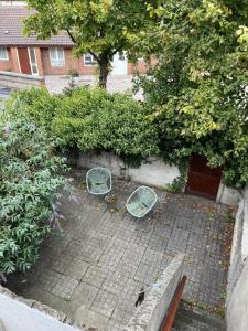 una vista aérea de un jardín con dos aros metálicos en East City Flat en Dublín