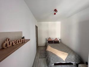 a bedroom with two twin beds in a room at 3 rooms apartment Airy & Bright Palas Style in Iaşi
