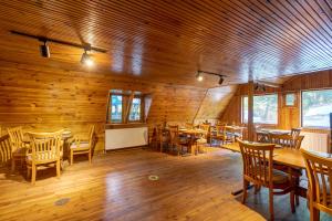 a dining room with wooden tables and chairs at Hindiba Doga Evi in Mengen