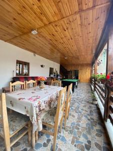 ein Esszimmer mit einem Tisch und Stühlen in der Unterkunft Casa Irina in Kloster Humor