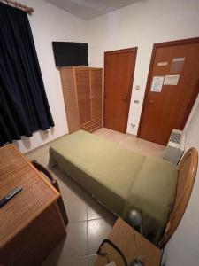 um quarto com uma cama, uma secretária e uma mesa em Hotel Miramare Garzia em Marinella di Selinunte