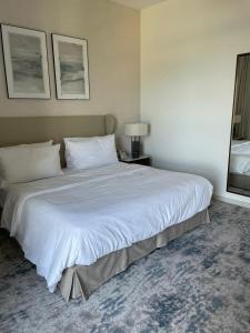 una camera con un grande letto bianco di Sharm 3 Bedroom Luxury Apartment a Sharm