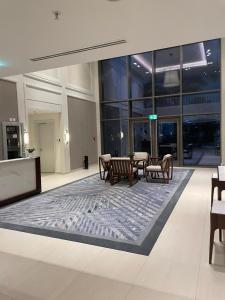 una hall con tavoli e sedie in un edificio di Sharm 3 Bedroom Luxury Apartment a Sharm