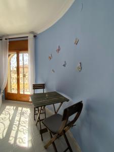 Un comedor con una mesa y una silla. en Casa Manuela, en Miami Platja