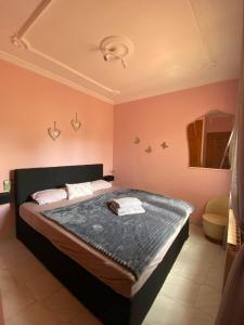 Un dormitorio con una cama grande en una habitación. en Casa Manuela, en Miami Platja 9 fotos más