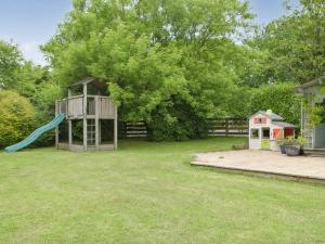 un parque infantil con un tobogán en un patio en Oak Cottage - Uk11212, en Walton West