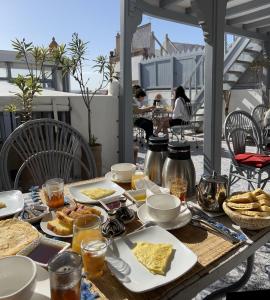 un tavolo con prodotti per la colazione su un patio di RIAD MAROSKO a Essaouira