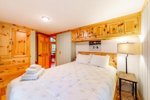 1 dormitorio con 1 cama grande y armarios de madera en Camp Two Loons, en Oxford