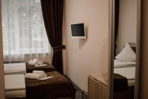 ヴァイスニューにあるSevenのベッド2台と鏡が備わるホテルルームです。