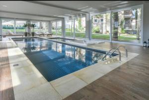 - une grande piscine dans une grande maison dans l'établissement APTO C/PISCINA AQUECIDA! Vc vai se surpreender!, à Gramado