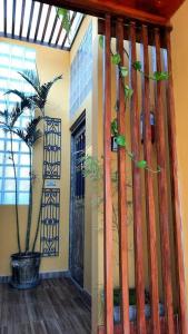 un pasillo con una planta en una olla al lado de un edificio en Beautiful, en Lima