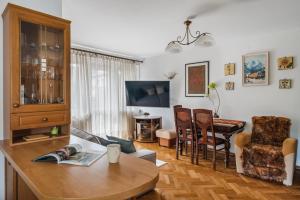 Televízia a/alebo spoločenská miestnosť v ubytovaní Apartament Zakopane