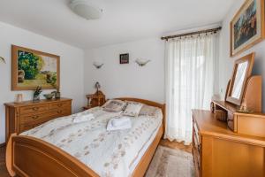a bedroom with a bed and a dresser at Apartament Zakopane in Zakopane