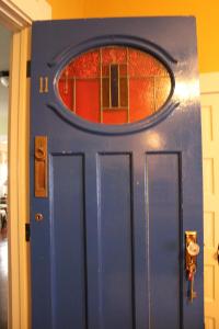 une porte bleue avec une fenêtre sur elle dans l'établissement Granbury Gardens Bed and Breakfast, à Granbury