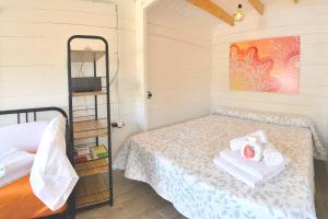 um quarto com uma cama com toalhas em Chiclana-Cabaña-Parking-BLUE em Chiclana de la Frontera