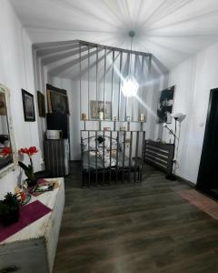 uma sala de estar com um lustre pendurado no tecto em Urbino Casa em Cluj-Napoca