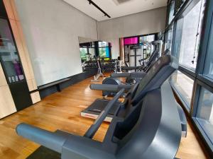 een fitnessruimte met rijen loopbanden en machines bij Arcoris Suite 1-4 Pax ThePrince HighFloor/Balcony in Kuala Lumpur