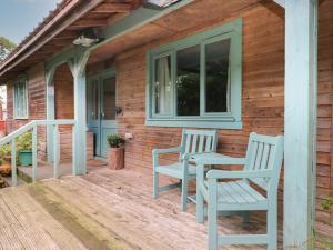 twee stoelen op de veranda van een huis bij Timbertwig Lodge in Pembroke