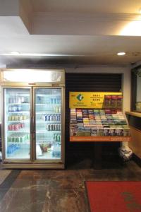 uma loja com um frigorífico com comida em New Orchid Hotel em Singapura