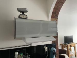 Televízia a/alebo spoločenská miestnosť v ubytovaní Bel appart spacieux 10min centre 300m quai de Seine WIFI