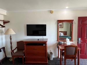 A television and/or entertainment centre at Americas Best Value Inn Hanford