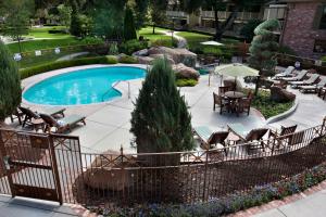 una piscina con sillas y mesas en un patio en The Piccolo, en Paso Robles