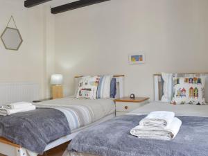 2 nebeneinander sitzende Betten in einem Schlafzimmer in der Unterkunft Cobblestones in Whitby