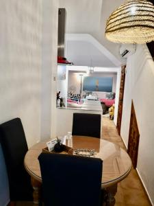 jadalnia ze stołem i widokiem na ocean w obiekcie Apartamento cuco Finestrat w mieście Finestrat