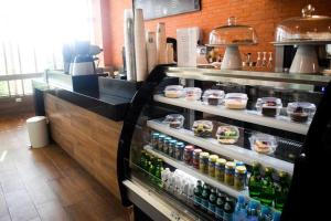 a drink cooler in a restaurant with many bottles at Frente al mar, increíble vista, nuevo estudio 1 C in Cancún