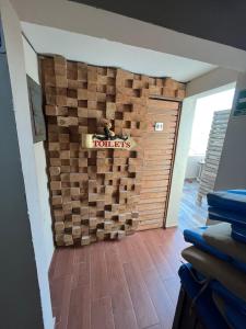 un vestíbulo con una pared de madera en HABITACION, VISTA AL MAR, en Boca del Río