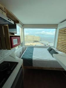 1 dormitorio con cama y ventana grande en HABITACION, VISTA AL MAR, en Boca del Río