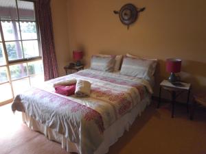 A bed or beds in a room at Dunstans Guest House