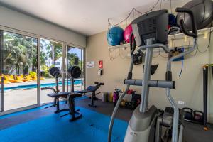 ein Fitnessstudio mit zwei Laufbändern und einem Swimmingpool in der Unterkunft Sunset 16 Caya Dr. J.E.M. Arends 1 in Palm-Eagle Beach
