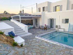 ミコノス・シティにあるUnique Sea View Mykonos Villaのスイミングプール付きのヴィラ、家