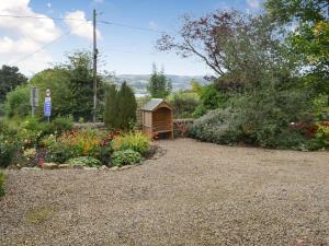 einen Garten mit einem kleinen Schuppen in der Mitte eines Gartens in der Unterkunft The Gingang in Hexham