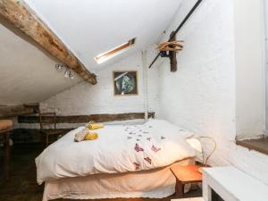 Un dormitorio con una cama con ositos de peluche. en The Toolshed, en Warrington