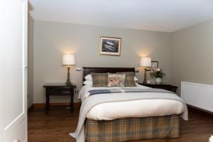 a bedroom with a bed with two night stands and two lamps at D'Arcy Spice, The Apple Rooms in Stockbridge
