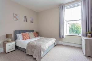 um quarto com uma cama e uma janela em Orchard Lodge em Lytham St Annes