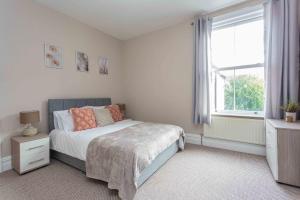un dormitorio con una cama y una ventana en Orchard Lodge, en Lytham St Annes